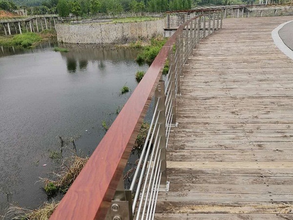 喜有沃304不銹鋼管興泰湖護(hù)欄項(xiàng)目