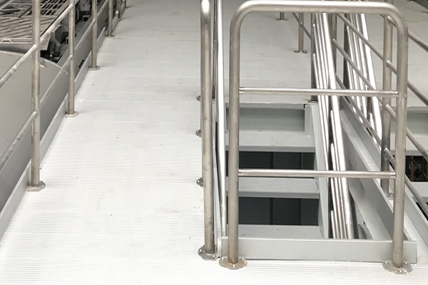 深圳地鐵304不銹鋼管護(hù)欄項(xiàng)目現(xiàn)場實(shí)拍