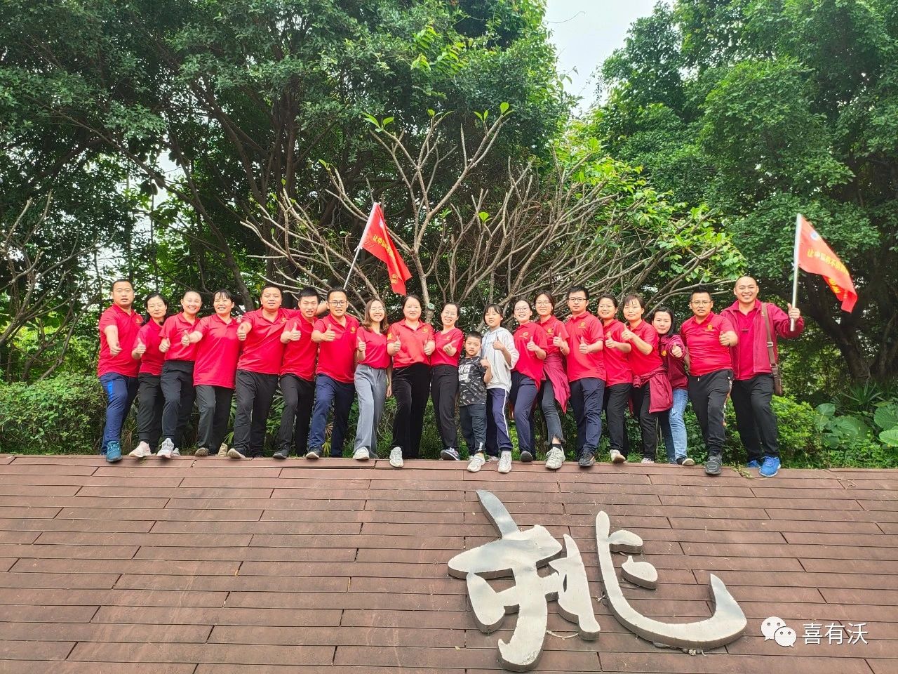 　　中途，大家補(bǔ)給能量的地點(diǎn)也是選擇觀景位置極佳的地方，開心就餐的同時(shí)還能觀景。